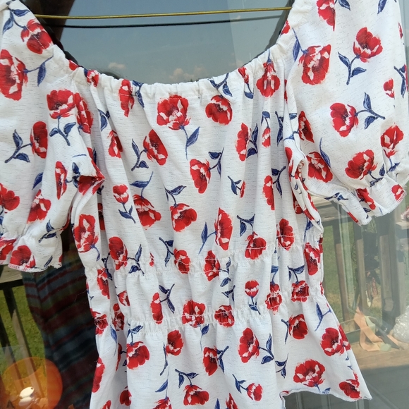 Beautiful off or on shoulder crop top small junior's - Picture 6 of 8